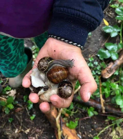 Zo Kinderopvang Outdoor BSO meisje heeft slakken vast